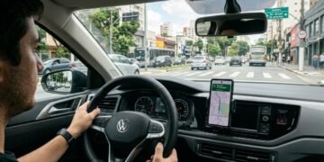 Motoristas que usam suporte para celular precisam de atenção às regras para evitar multas
