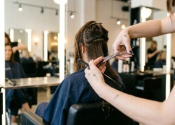 Cortes de cabelo que valorizam mulheres 40+ e deixam o visual leve e sofisticado