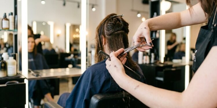 Cortes de cabelo que valorizam mulheres 40+ e deixam o visual leve e sofisticado