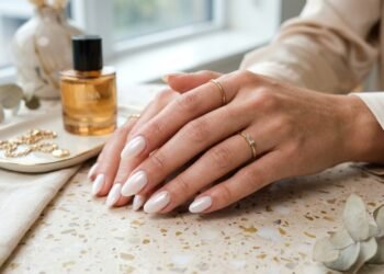 Branco nas unhas não é sem graça: 12 formas modernas de usar a cor em 2026