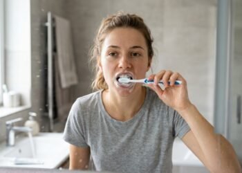 O mito de que força limpa os dentes, a mudança essencial que salva sua gengiva