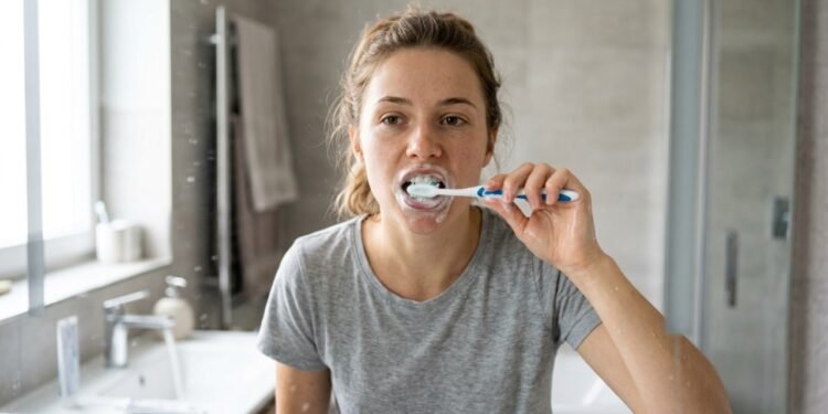O mito de que força limpa os dentes, a mudança essencial que salva sua gengiva