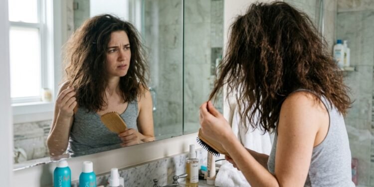 Adeus frizz indesejado, os truque para finalizar o seu cabelo e ficar com aparência de salão