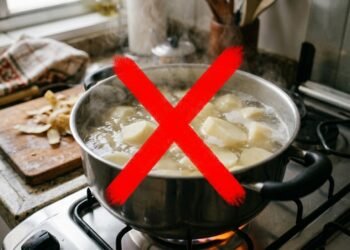 Pare de ferver batatas em água: esta é a maneira correta de cozinhá-las para preservar seus nutrientes