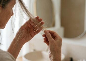 Adeus aos cabelos ralos e sem vida, a receita usando óleo de rícino para recuperar o volume