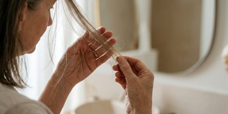 Adeus aos cabelos ralos e sem vida, a receita usando óleo de rícino para recuperar o volume