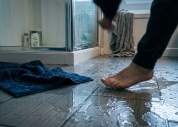 As mudanças fundamentais que garantem a segurança do seu banheiro contra acidentes domésticos