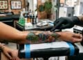 A transformação visual de uma tatuagem bem cuidada que reflete o respeito pela arte na pele