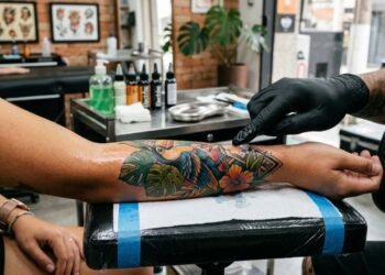 A transformação visual de uma tatuagem bem cuidada que reflete o respeito pela arte na pele