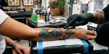 A transformação visual de uma tatuagem bem cuidada que reflete o respeito pela arte na pele