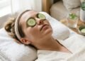 Mito de cinema? A ciência por trás do pepino nos olhos que reduz o inchaço matinal