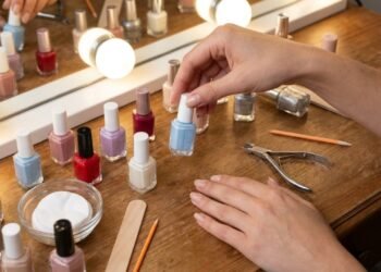 Essa é a cor de esmalte mais viral de abril perfeita para unhas curtas e ideal para um visual marcante