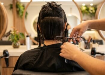 O corte de cabelo fácil de estilizar, valoriza as feições e equilibra o visual perfeitamente