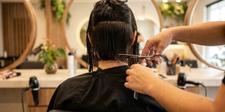 O corte de cabelo fácil de estilizar, valoriza as feições e equilibra o visual perfeitamente