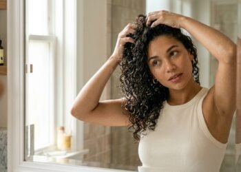 Entenda finalmente para que serve o óleo finalizador na hora de definir seus cachos