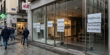 Loja de roupas mais popular do país se despede: são mais de 25 lojas que fecham as portas