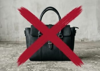Adeus as bolsas sintéticas, a peça de camurça essencial que transforma os looks de outono
