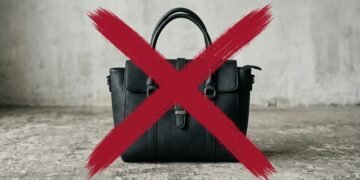 Adeus as bolsas sintéticas, a peça de camurça essencial que transforma os looks de outono