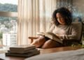 Pesquisas recentes indicam que o hábito da leitura profunda fortalece o cérebro jovem e cria uma vantagem intelectual rara na era das telas