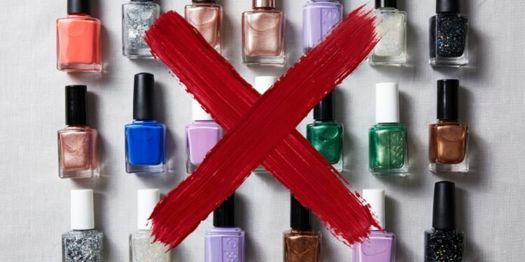 Adeus aos esmaltes e géis com glitter: a partir de 1º de maio de 2026 eles estarão proibidos