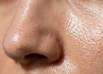 Estes 4 passos simples garantem que a pele oleosa permaneça sequinha e com viço saudável durante o trabalho