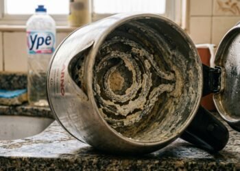 Sem detergente nem água sanitária: como remover o calcário da chaleira em 5 minutos
