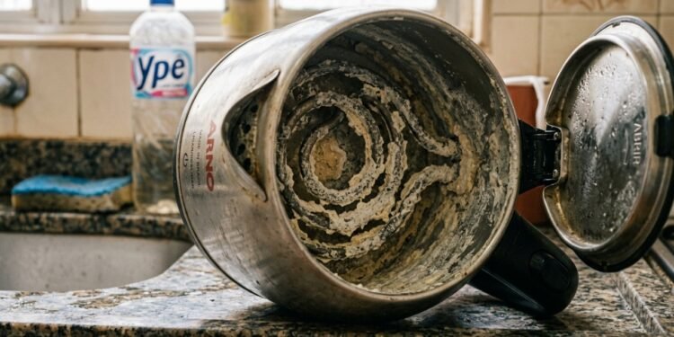 Sem detergente nem água sanitária: como remover o calcário da chaleira em 5 minutos