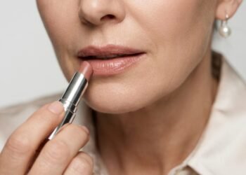 O batom que realça a juventude e valoriza o brilho natural da pele em mulheres com mais de 50 anos