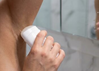 Desodorante com alumínio faz mal à saúde: entenda o que é mito e o que realmente você precisa saber