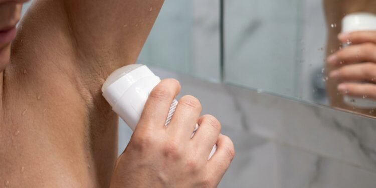 Desodorante com alumínio faz mal à saúde: entenda o que é mito e o que realmente você precisa saber