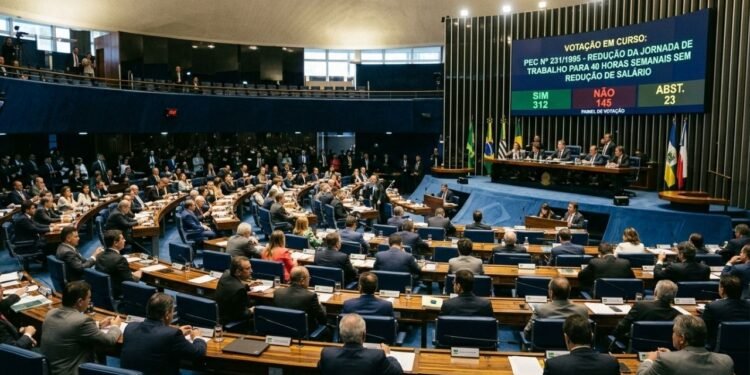 Fim das 44 horas de trabalho semanais: com nova PEC reduz jornada para 36 horas