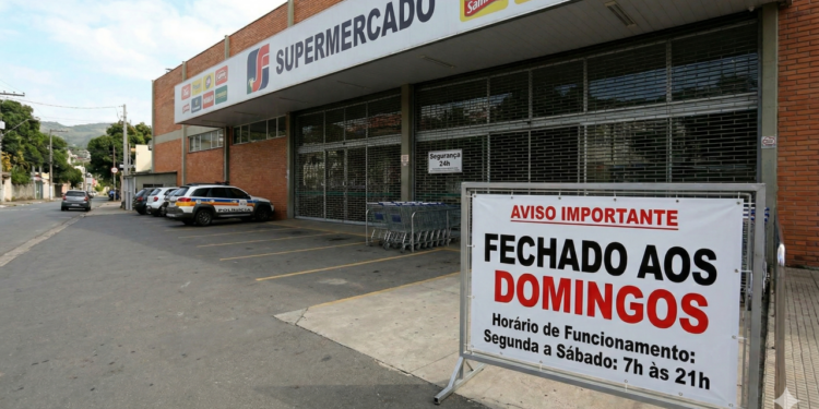 Supermercados fechando aos domingos divide opiniões