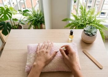 Suas unhas ficaram finas depois do alongamento em gel? Veja como fortalecer em casa e acelerar a recuperação com poucos cuidados