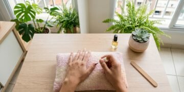 Suas unhas ficaram finas depois do alongamento em gel? Veja como fortalecer em casa e acelerar a recuperação com poucos cuidados