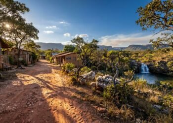 O vilarejo a 1.000 metros de altitude que nasceu do garimpo de cristais e guarda rochas de 1 bilhão de anos ao lado de cachoeiras de águas cristalinas