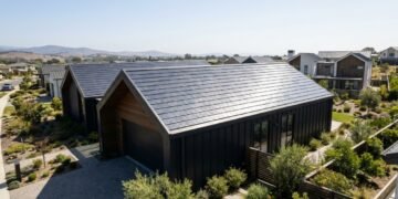 Adeus às telhas clássicas: a tendência europeia que promete se tornar uma opção sustentável