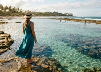 A vila de pescadores a 8 horas de BH com piscinas naturais que salvou as tartarugas marinhas do Brasil e guarda ruínas do único castelo medieval das Américas