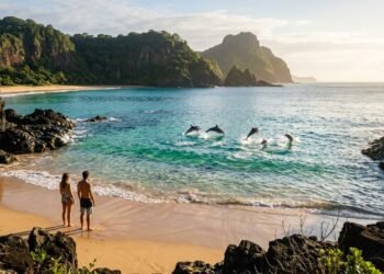 O vilarejo brasileiro em um arquipélago vulcânico com a praia eleita 7 vezes a melhor do mundo, onde golfinhos aparecem em 93% dos dias do ano