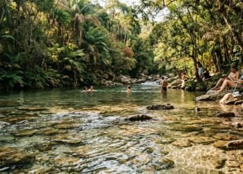 Esse vilarejo a 100 km de Belo Horizonte abriga 1.700 espécies de plantas e as cachoeiras mais lindas de Minas Gerais