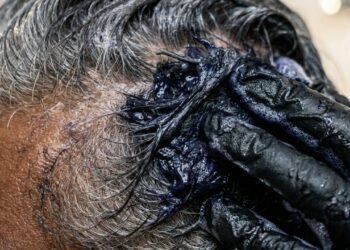 Diga adeus aos fios brancos: misture esse shampoo no banho e cubra todos seus fios grisalhos em poucos minutos