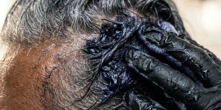 Diga adeus aos fios brancos: misture esse shampoo no banho e cubra todos seus fios grisalhos em poucos minutos