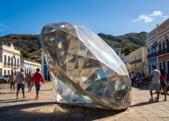 A maior produtora mundial de diamantes do século 19 hoje guarda grutas com luz azul e a 2ª maior cachoeira do Brasil