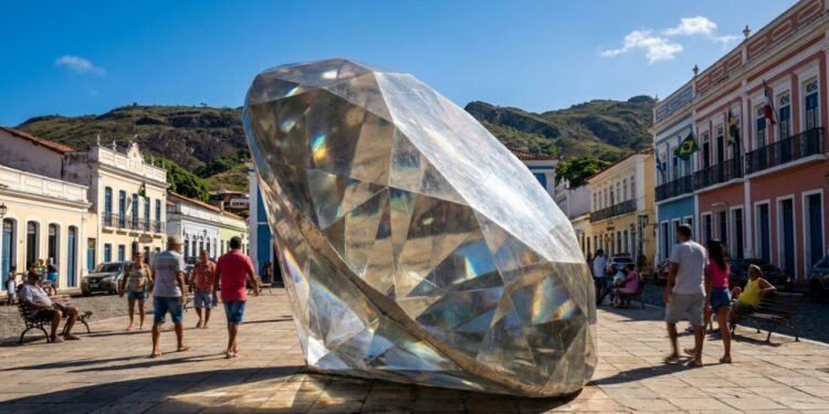 A maior produtora mundial de diamantes do século 19 hoje guarda grutas com luz azul e a 2ª maior cachoeira do Brasil