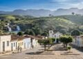 A cidade mais alta e gelada do Nordeste com clima de serra e cachoeiras que surpreendem por não parecer Bahia