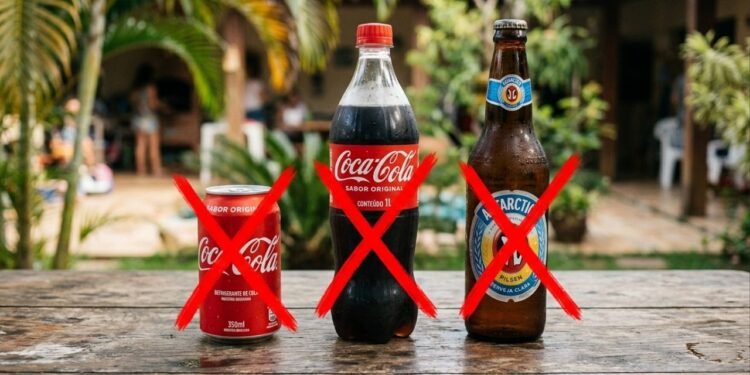 O governo exigirá que bares e restaurantes cobrem uma taxa adicional por cada garrafa, lata ou embalagem vendida