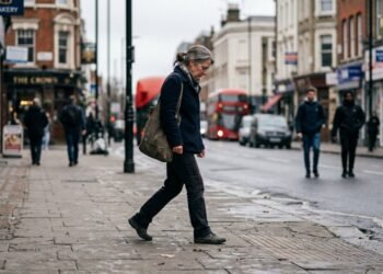 O hábito de caminhar olhando para o chão pode parecer simples, mas a psicologia mostra que ele pode revelar estados emocionais importantes