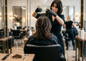 Adeus fios pesados, o corte que virou a tendência para rejuvenescer o visual depois dos 50