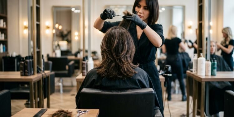 Adeus fios pesados, o corte que virou a tendência para rejuvenescer o visual depois dos 50