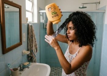 Os cabeleireiros e especialistas concordam: "É necessário aplicar condicionador antes do shampoo para espaçar as lavagens do cabelo."