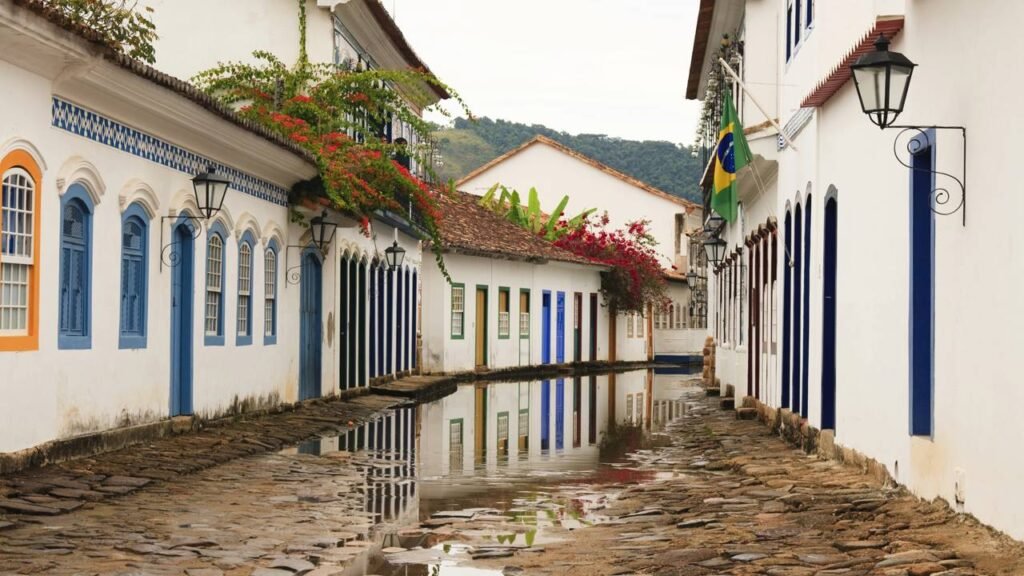 Cidade colonial reconhecida mundialmente tem 65 ilhas e ruas que alagam na lua cheia por design dos engenheiros do século 18